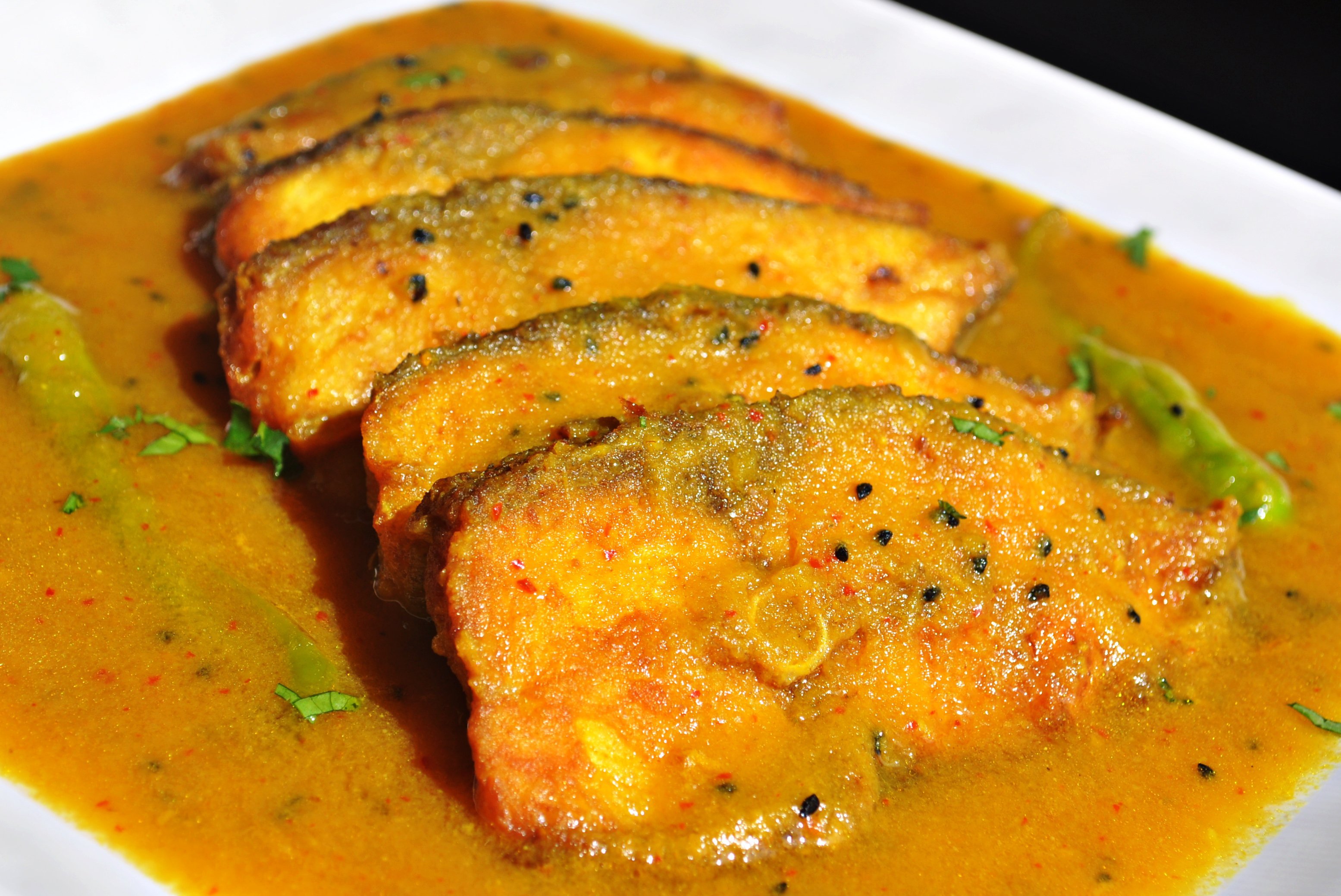 Рыба карри. Бенгали Фиш карри. Hilsa Curry. Индийское блюдо рыба. Дахи маач индийское блюдо.