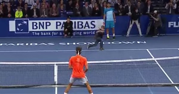 Little Kid Schools Roger Federer With An Amazing Lobbed Shot - ScoopWhoop