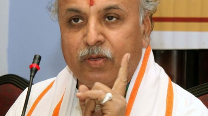 Togadia’s ‘shoot those who wave pakistani flags in kashmir’ is not his first such statement - scoopwhoop