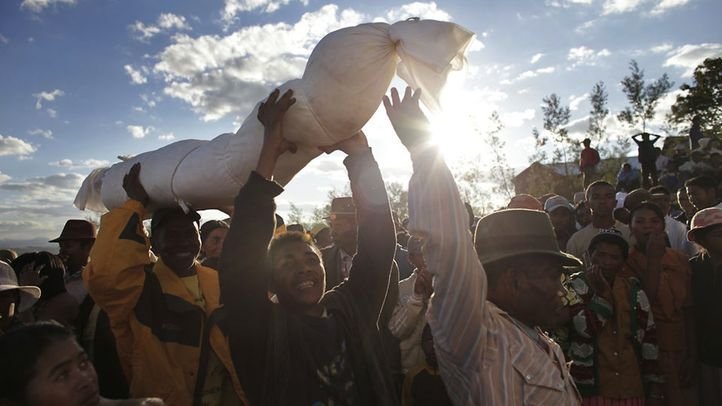 strange cultures around the world