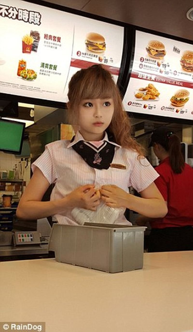 This Mcdonald’s Is Damn Crowded Thanks To The ‘most Beautiful Waitress In The World’ Scoopwhoop