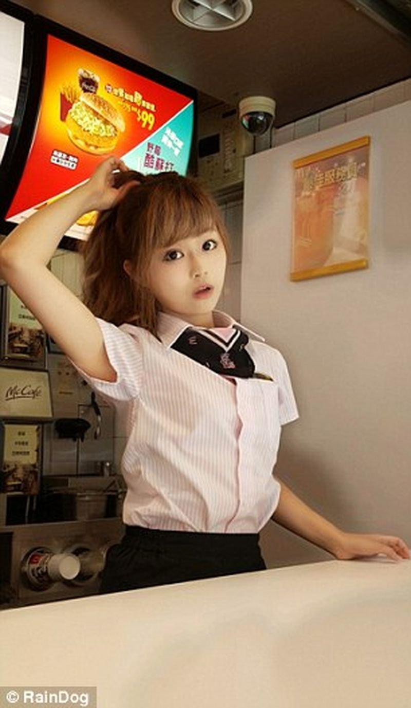 This Mcdonalds Is Damn Crowded Thanks To The ‘most Beautiful Waitress In The World Scoopwhoop