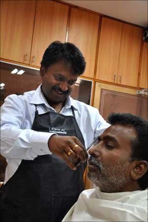 This Billionaire Barber From Bengaluru Arrives In A Rolls Royce To Give  Customers A Hair Cut