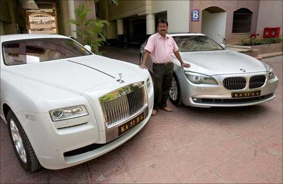 This Billionaire Barber From Bengaluru Arrives In A Rolls Royce To Give  Customers A Hair Cut
