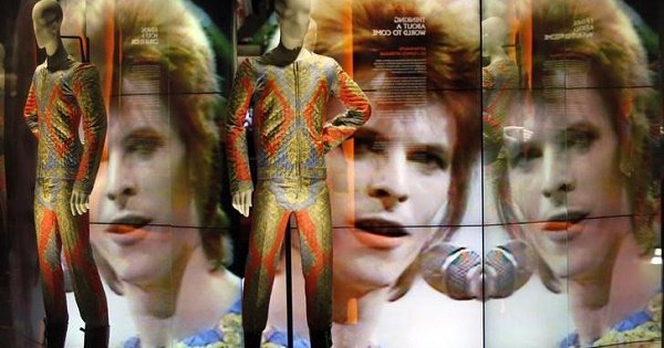 David Bowie Fans Mourn His Death, Pay Tributes On Twitter - ScoopWhoop