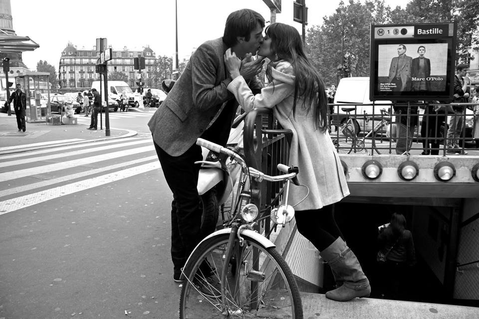 These Photos Of People Kissing In Public Beautifully Capture That Warm