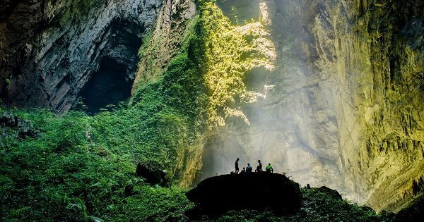 This Cave In Vietnam Is So Unbelievably Huge That It Has A Whole ...