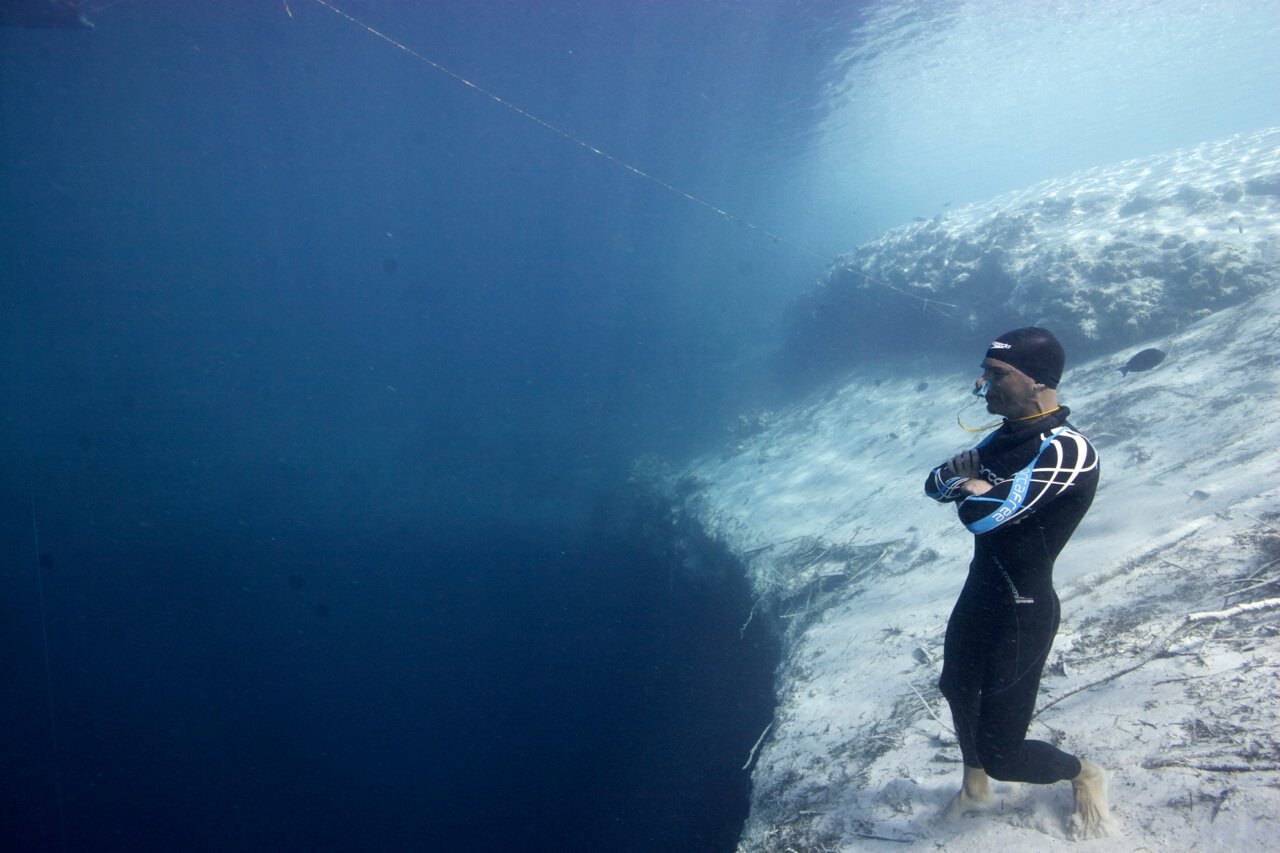 Experiencing The World’s Deepest Blue Hole Is Like Standing At The Edge ...