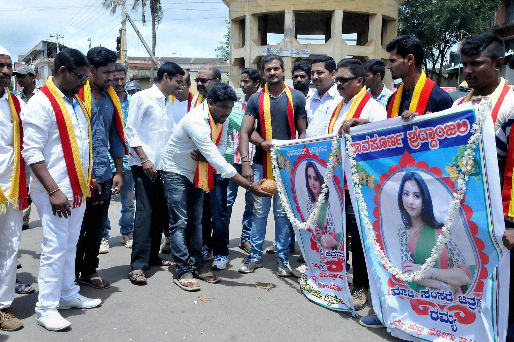 1800px x 1196px - Kannada Actor Ramya Heckled By Protesters In Mangaluru, Eggs Thrown At Her  Car