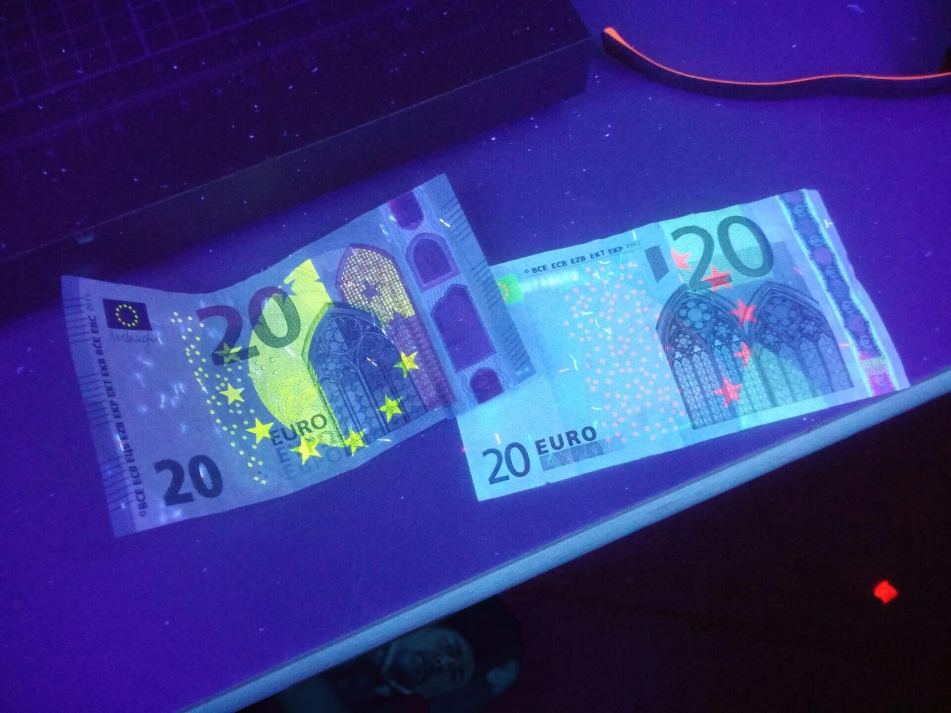 this-is-what-euro-notes-look-like-under-uv-light-but-there-s-an