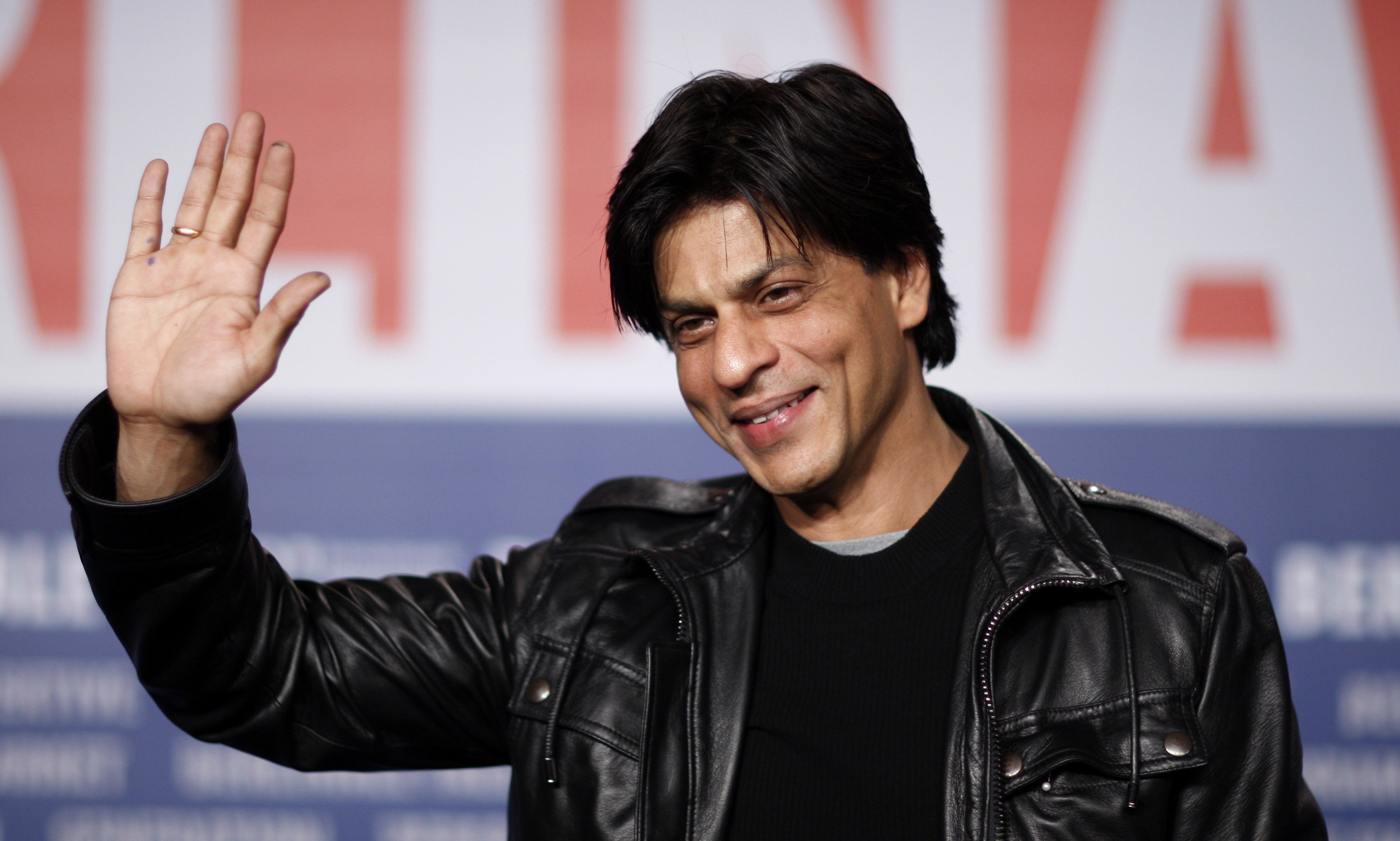 3460px x 2080px - In A Crazy Display Of Fandom, SRK Fans Burst Crackers Inside A Theatre For  His Cameo In ADHM - ScoopWhoop