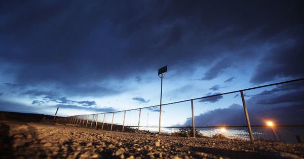Trump orders building of wall along mexico border, could next block syrian refugees - scoopwhoop
