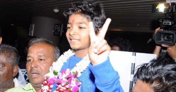 Sunny pawar gets a grand welcome at mumbai airport on his return from the oscars - scoopwhoop