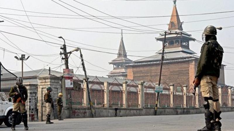 Police officer beaten to death for 'opening fire' at people near Srinagar's  Jamia Masjid