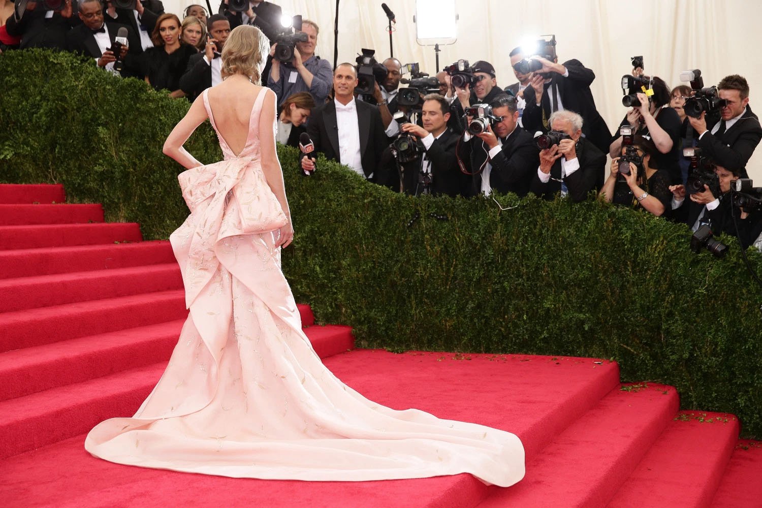 21 Gorgeous Oscar De La Renta Gowns We Have Been Crushing On Since Forever ScoopWhoop