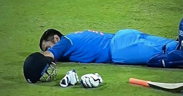 Msd literally took a power nap during the run chase against lanka in the 3rd odi! - scoopwhoop