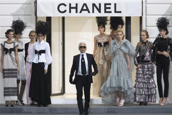 9 Crazy Facts About The Fabulously Rich Life Of Fashion Mogul Karl ...