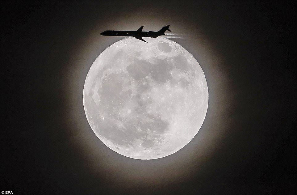 These Mesmerizing Pics Of The Last Supermoon Of 2017 From Around The ...
