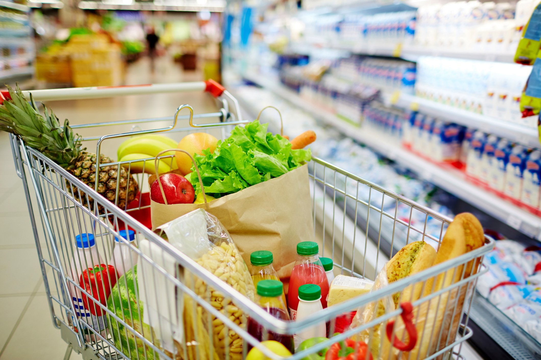 Shopping market. Тележка с продуктами супермаркет. Продуктовая тележка с продуктами. Корзина с продуктами в магазине. Тележка для продуктов в супермаркете.