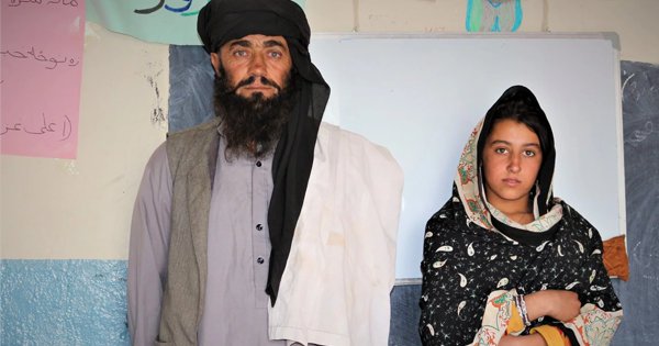This Father Travels 12 Km & Waits 4 Hours So His Daughter Can Get An Education
