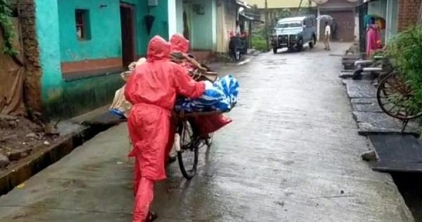 No ambulance provided, relatives wear ppes to transport covid patient’s dead body by bicycle - scoopwhoop