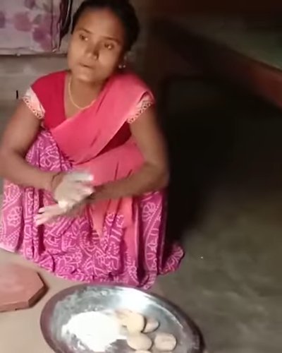 This Woman Singing 'Mere Naina Sawan Bhadon' While Making Rotis Is ...