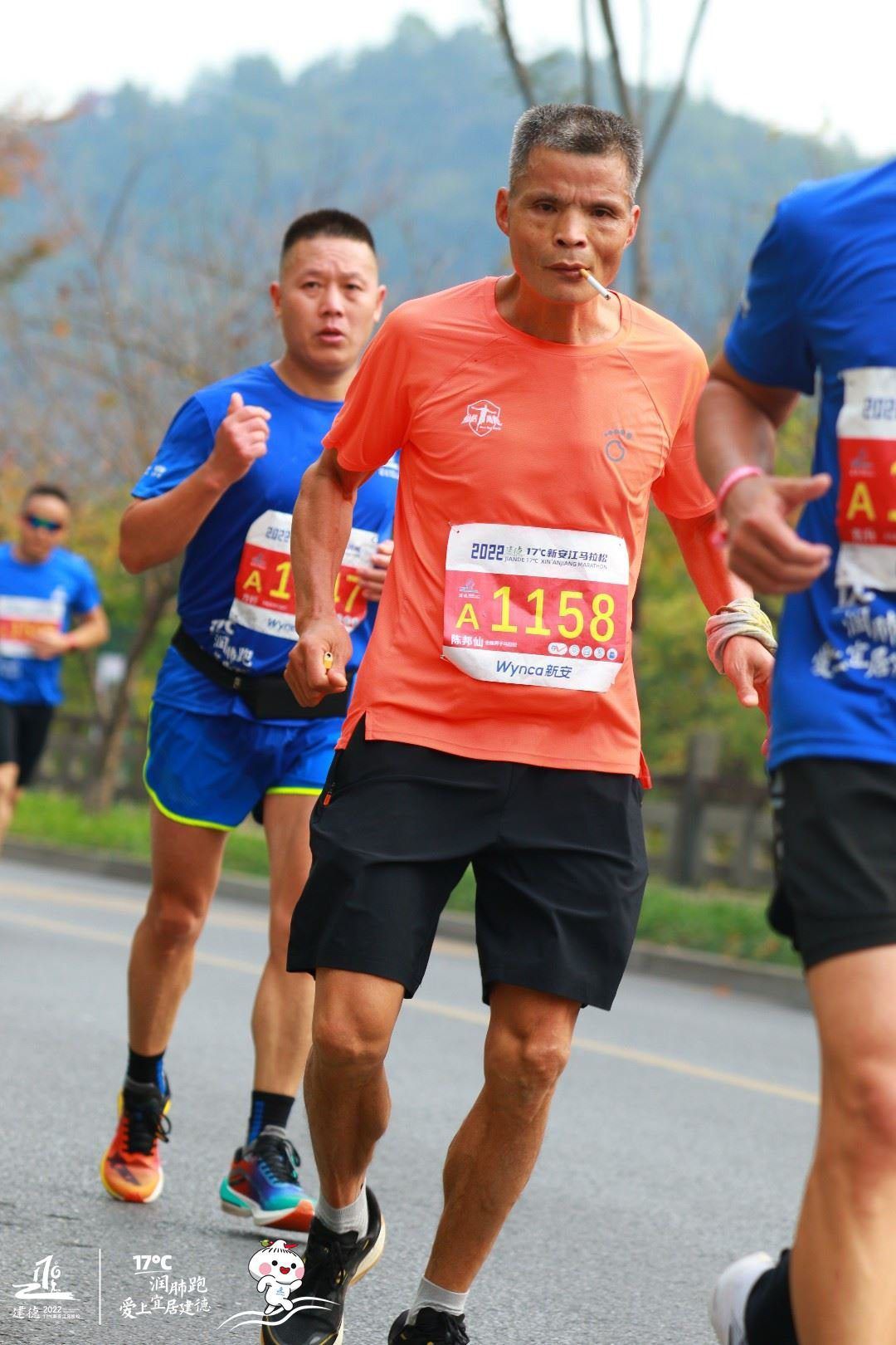 Man Completes 42-Km Marathon While Smoking