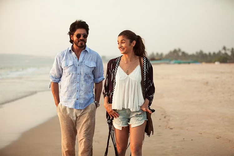 SRK & Alia Bhatt Starrer Dear Zindagi Completes 6 Years