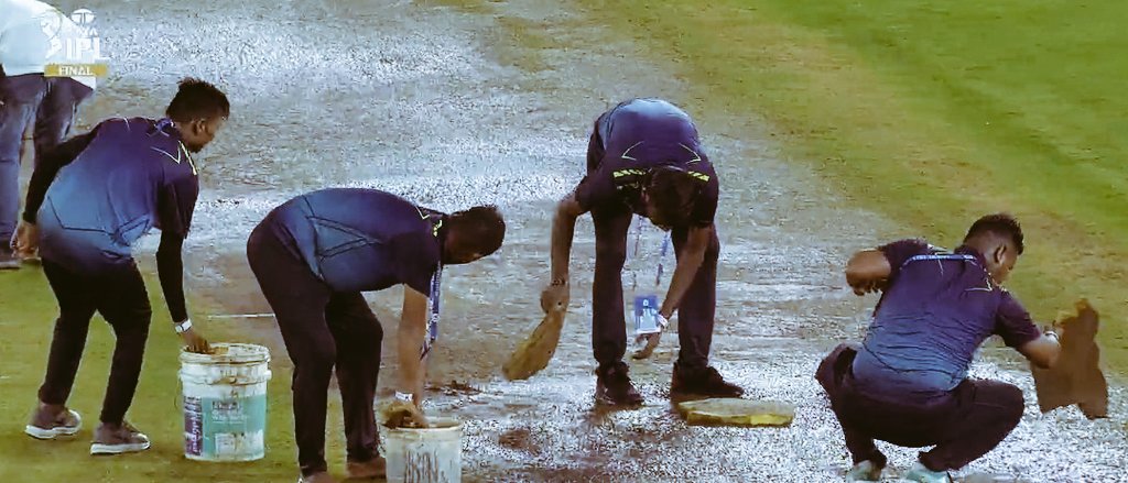 IPL 2023 BCCI uses sponges to dry rainwater from pitch