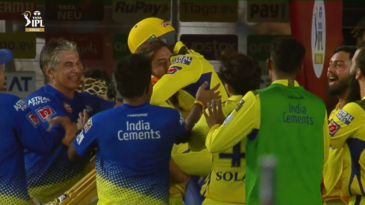 Overwhelmed MS Dhoni Lifts Ravindra Jadeja After Chennai Super Kings ...