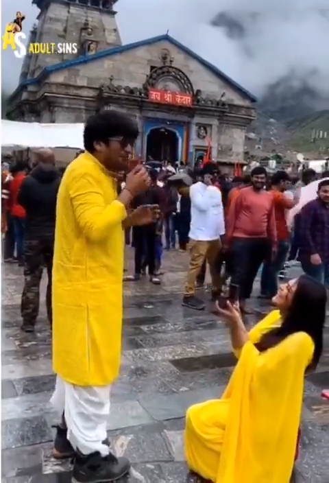 Woman proposing her boyfriend at Kedarnath