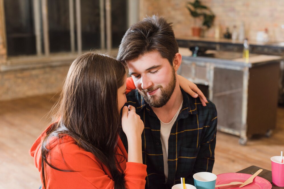 How to Flirt with a Guy Through Body Language