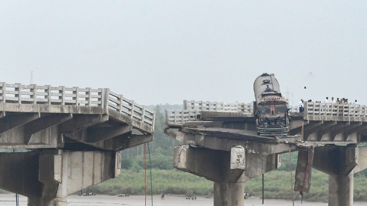 9 killed as Gambhira bridge collapses in Gujarat; connectivity between Anand-Vadodara disrupted | Latest News India - Hindustan Times