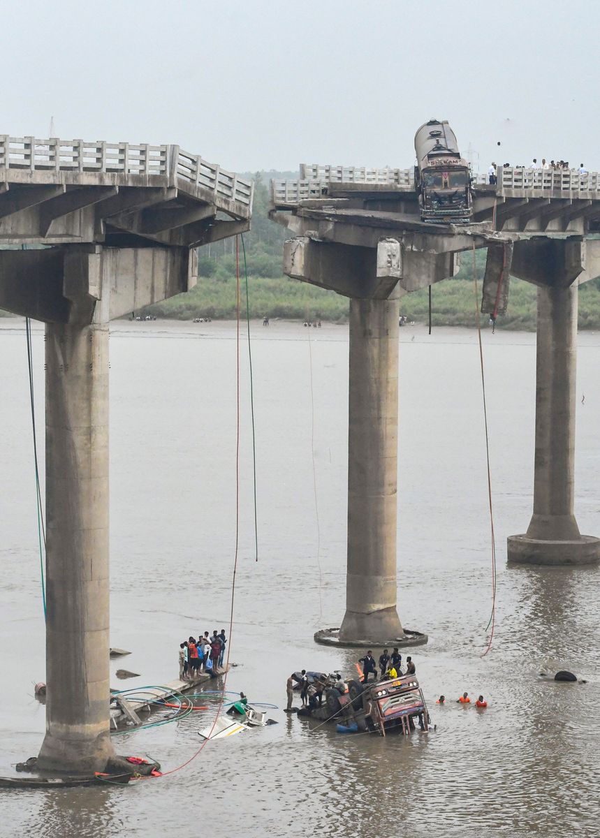 Bridge collapses in Gujarat's Vadodara, 4 vehicles fall into Mahisagar river - The Tribune