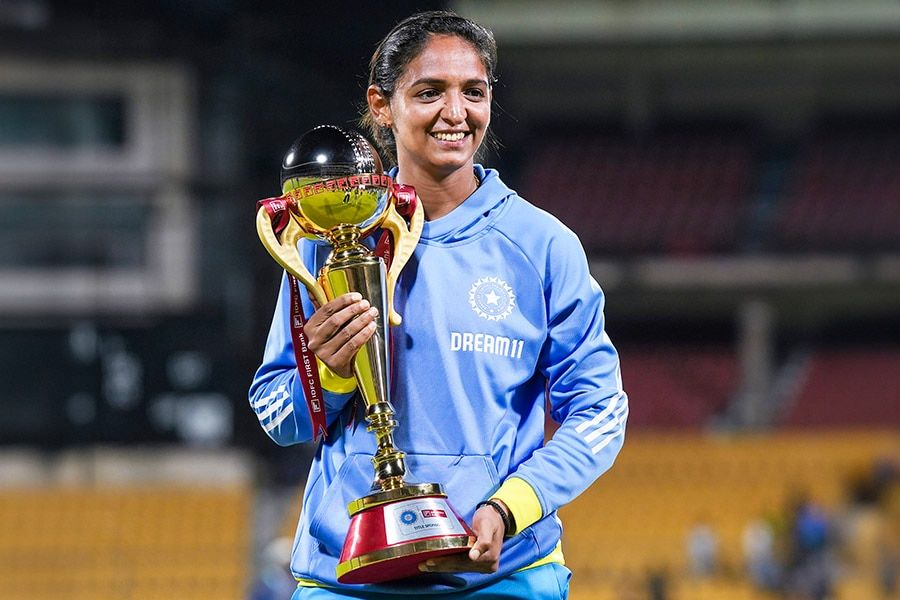 Harmanpreet Kaur lifting the trophy after India's win