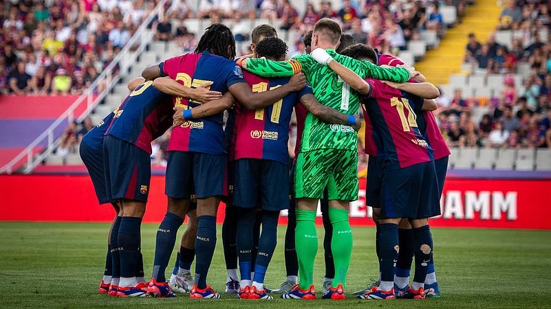 Barcelona team huddle in 2025 pre-season