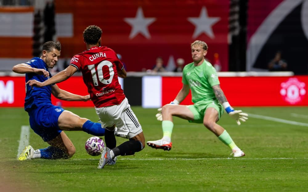 Manchester United trying to defend vs. Everton