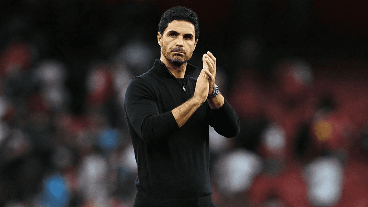 Mikel Arteta applauding after the match
