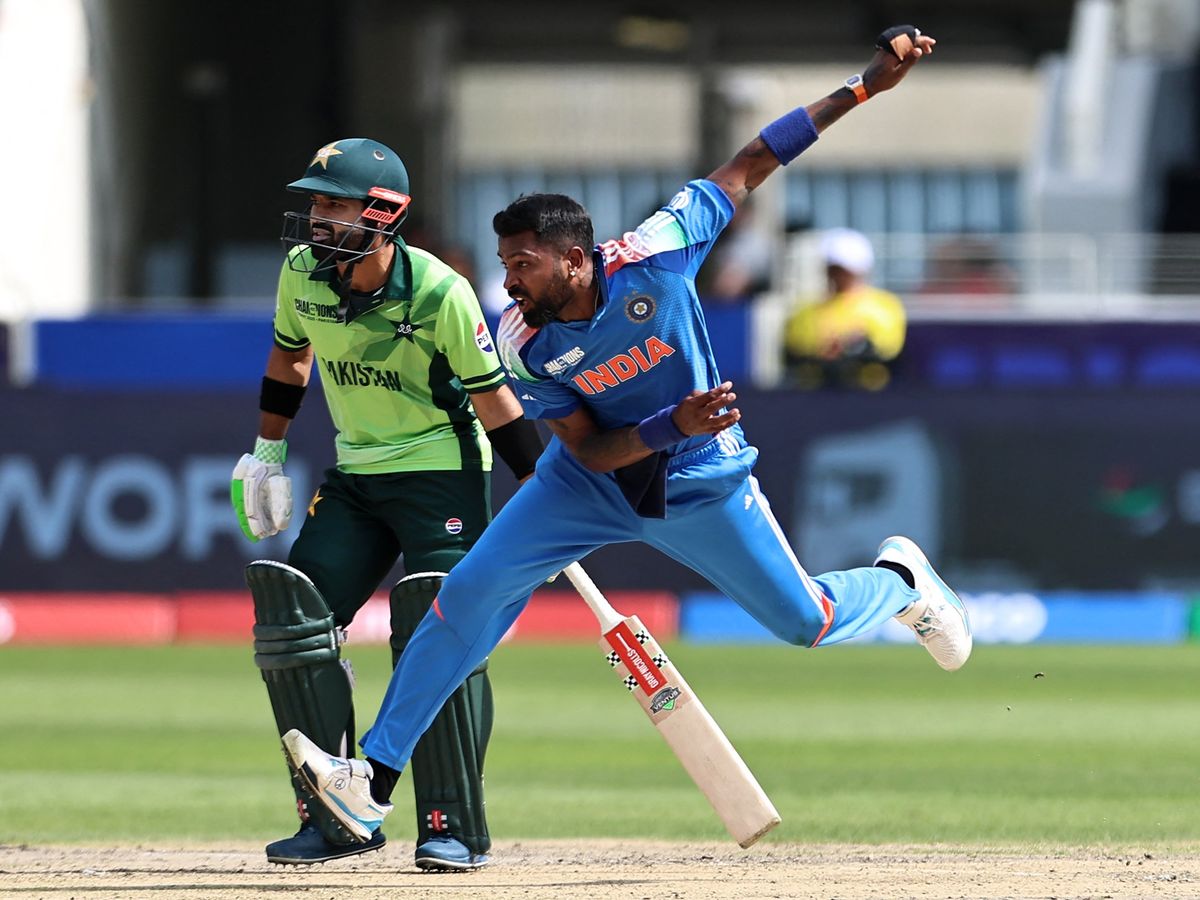 Action shot: India literally running Pakistan ragged in Super 4.