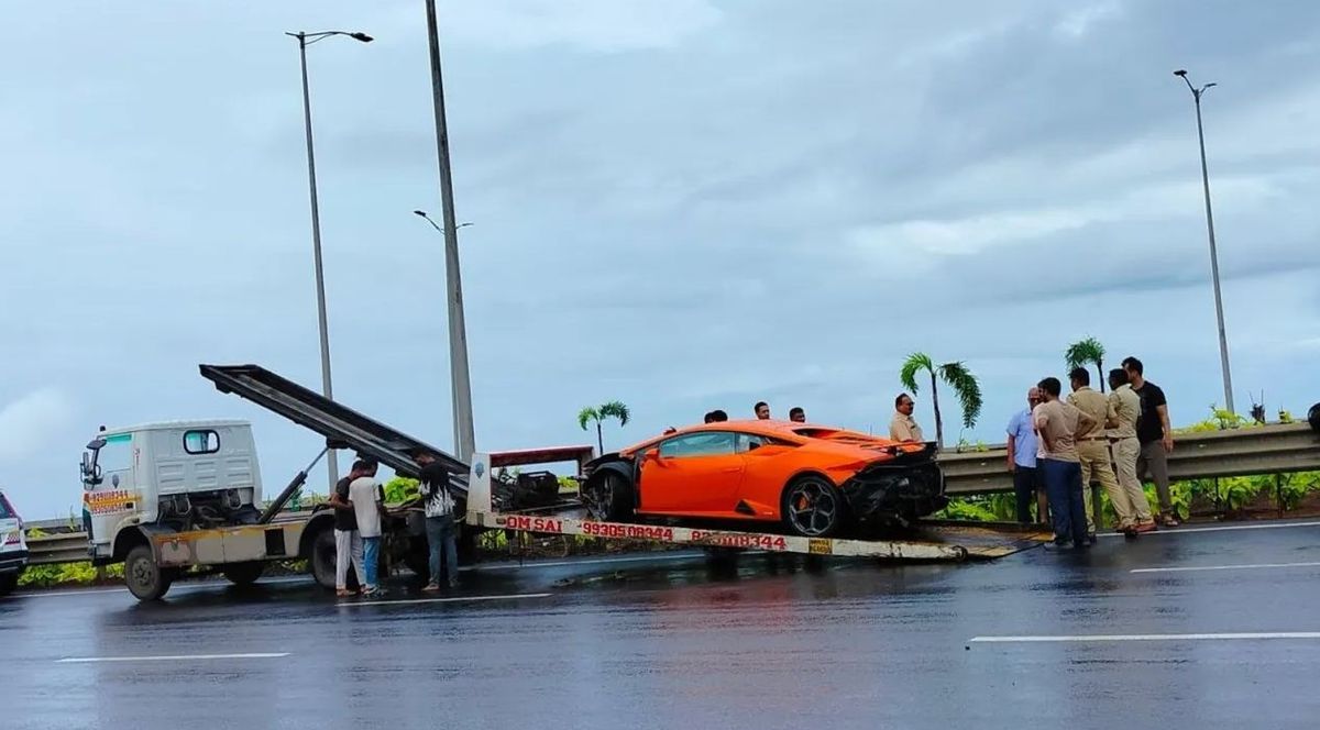 Speeding Lamborghini car crashes into Coastal Road divider in Mumbai; no casualty – Jammu Links News
