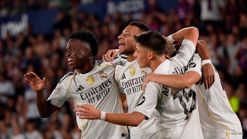 Madrid squad celebrates Levante goal