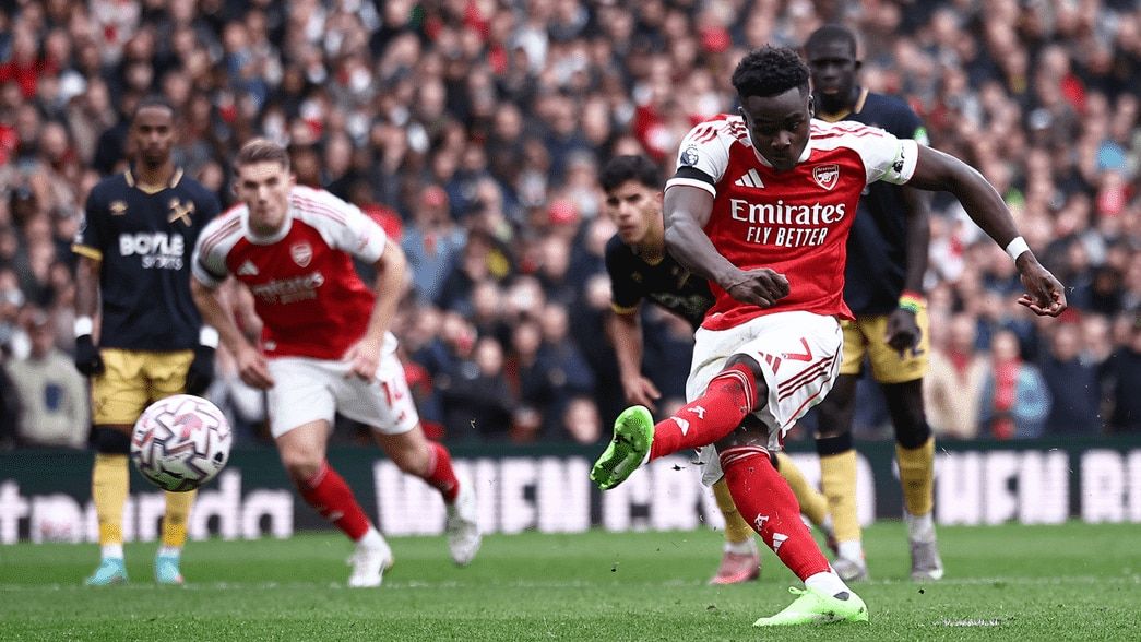 Bukayo Saka scores a penalty