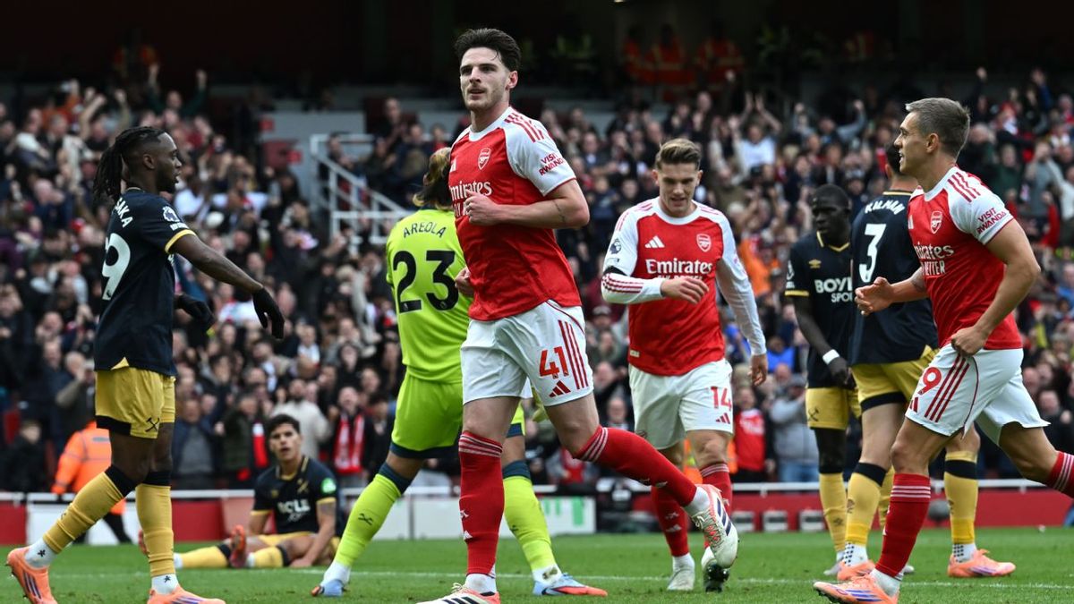 Arsenal players celebrating, West Ham keeper dejected