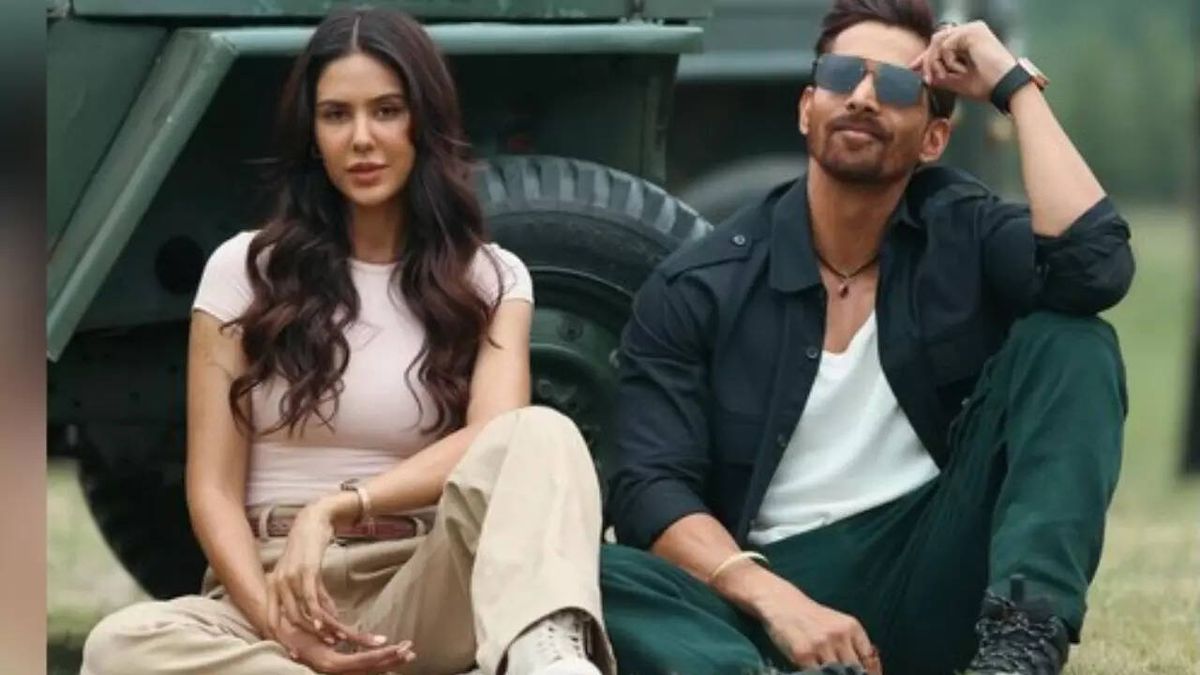 Cast Chilling On Set