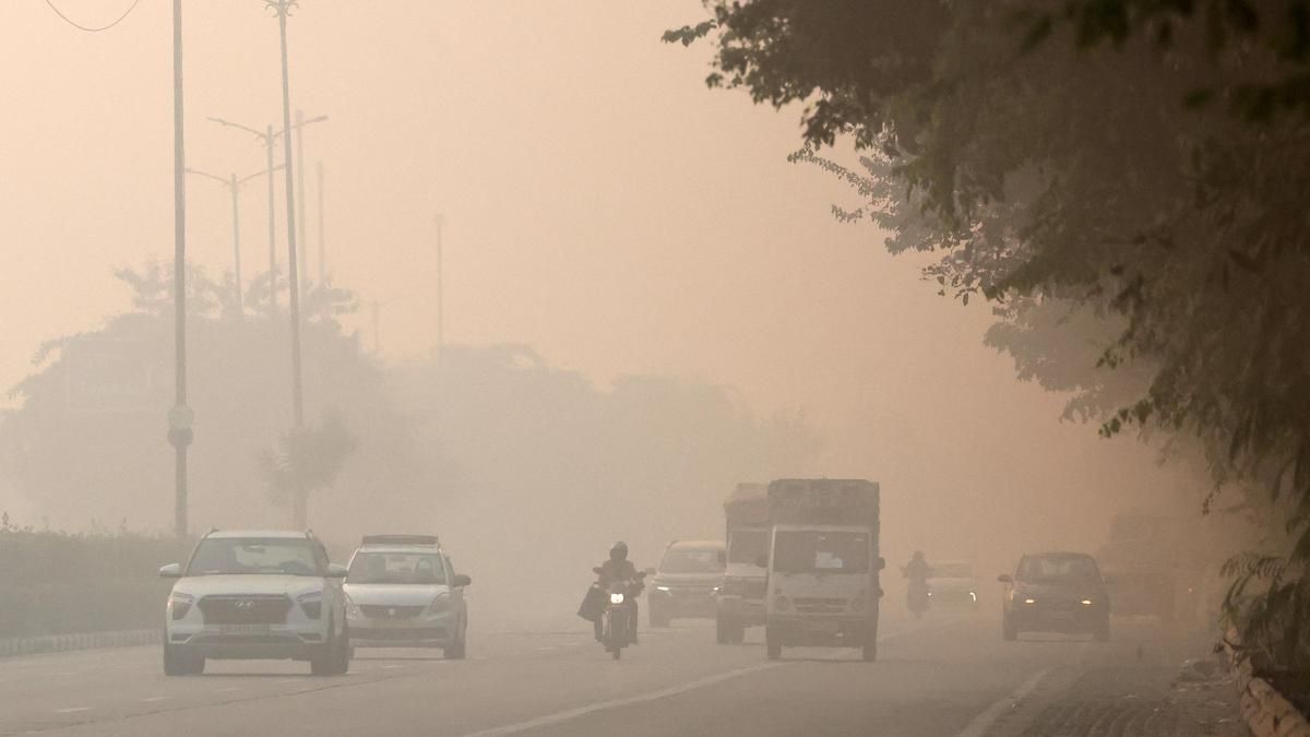 Qualidade do Ar em Delhi Desaba: Construção Paralisada, Escolas em Modo Híbrido e o Caos da Poluição!